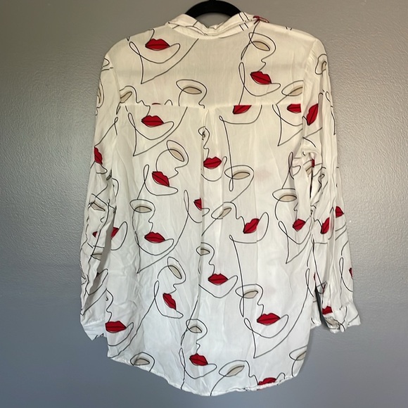 Milk & Honey White Button Up Shirt Lips Long Sleeve Size Medium - Picture 8 of 9